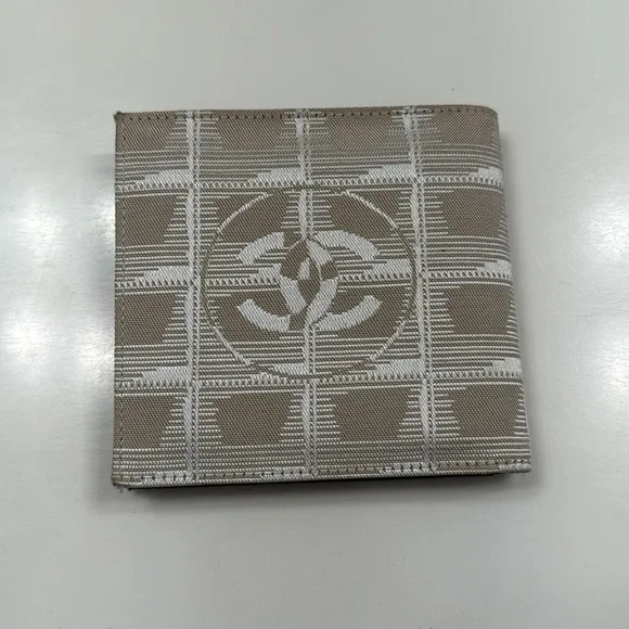 Chanel - Cloth Bifold wallet - great condition AUTHENTIC - Picture 8 of 15